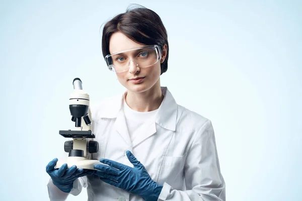 Femme scientifique avec un microscope dans les mains de la recherche technologique — Photo