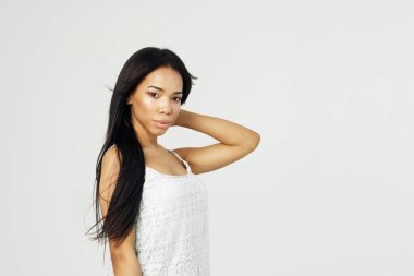 Güzel bir kadın, Afrikalı görünümlü, uzun saçlı.