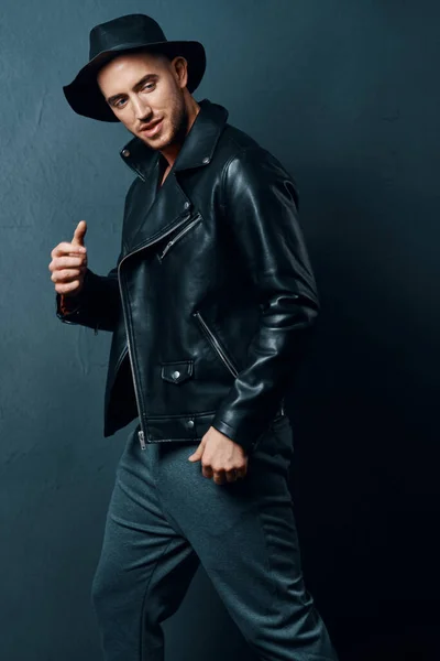 Stilig man bär hatt läder jacka mode modern poserande stil — Stockfoto