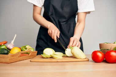 Sebzeleri dilimlemek, yemek pişirmek, sağlıklı yemek.