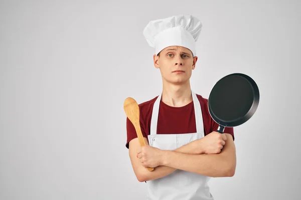 Chef di sesso maschile Padella in mano cucina professionale — Foto Stock