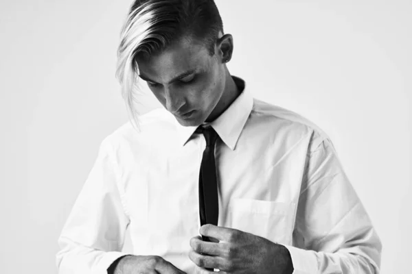 白いシャツに流行の髪型をした自信に満ちた男 — ストック写真