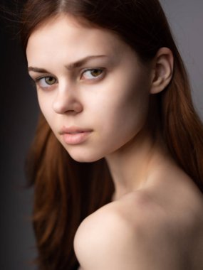 Kadın kızıl saçlı, çıplak omuzlu, Yaşam Tarzı Stüdyosu pozu veren