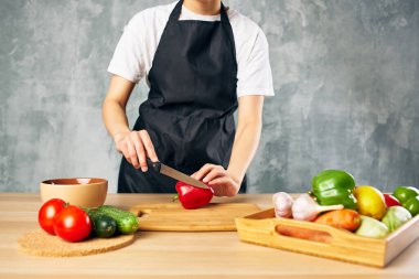 Aşçı kadın mutfakta sebze doğrama tahtası