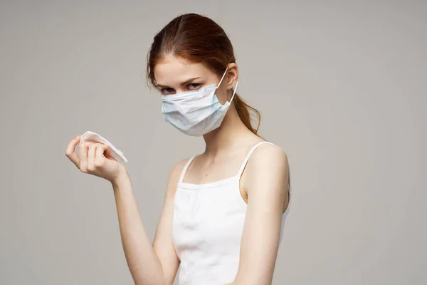 Rödhårig kvinna influensa infektion virus hälsoproblem ljus bakgrund — Stockfoto