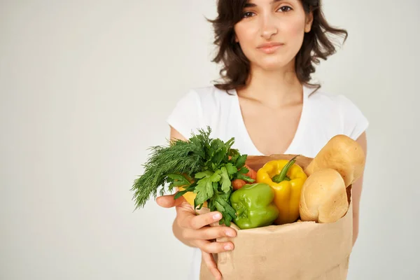 Mujer con paquete de alimentos alimentos saludables verduras supermercado —  Fotos de Stock