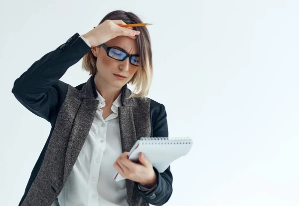 Ділова жінка в окулярах документи блокнот офіс — стокове фото