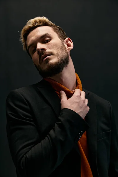 Homem loiro toca seu pescoço e camisola laranja jaqueta tendência do estilo de moda temporada — Fotografia de Stock