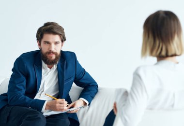 Kadın hastaların yanındaki erkek psikolog terapi stresi