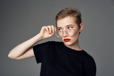 Güzel kadın siyah tişört modern tarz koyu arkaplan