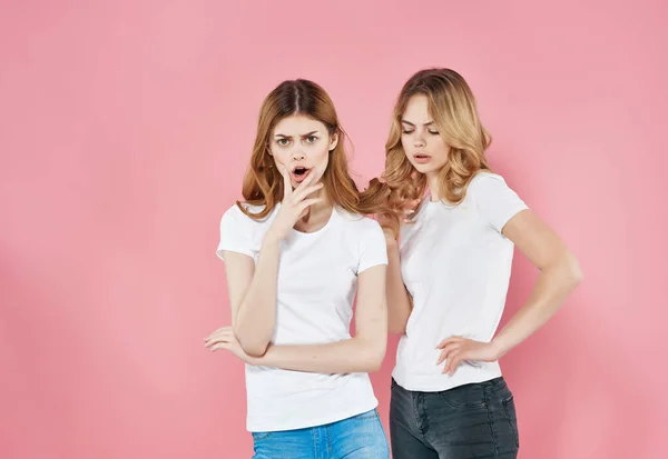 Lindo novias camisetas verano estilo abrazo amistad rosa fondo —  Fotos de Stock