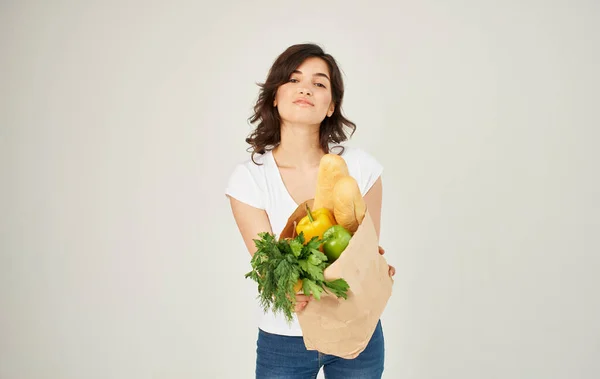 Mujer alegre con un paquete de compras de alimentos saludables supermercado —  Fotos de Stock