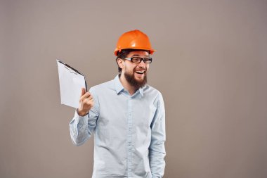 Sakallı adam profesyonel işçi Stüdyo el hareketi