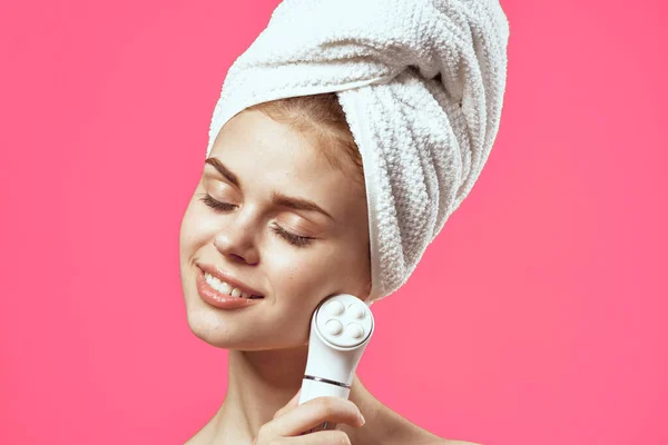 Mujer con hombros desnudos piel clara cosméticos masaje facial — Foto de Stock