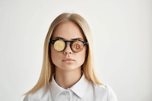 Neşeli kadın Bitcoin gözlükleri madencilik teknolojileri — Stok fotoğraf
