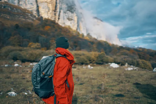 Жінка Рюкзаком Подорожує Горах — стокове фото