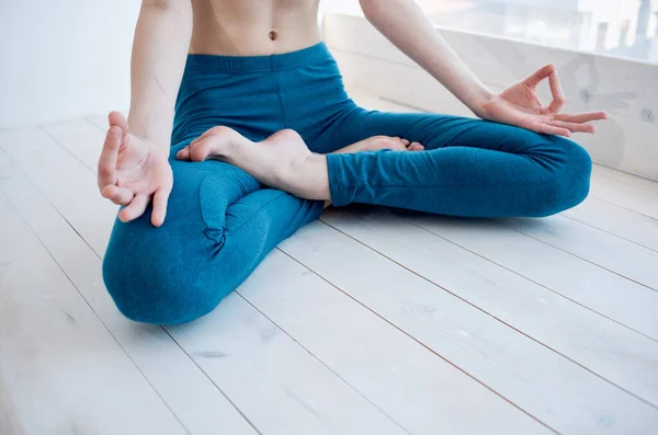 Sportif kadın yoga rahatlama meditasyonu yapıyor. — Stok fotoğraf