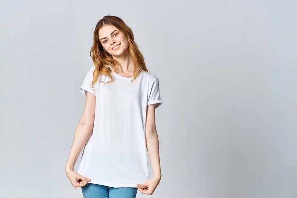 Vrouw Wit Shirt Jeans Poseren Hoge Kwaliteit Foto — Stockfoto