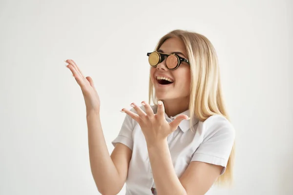 Vrouw met bril cryptogeld Bitcoin gouden munten — Stockfoto