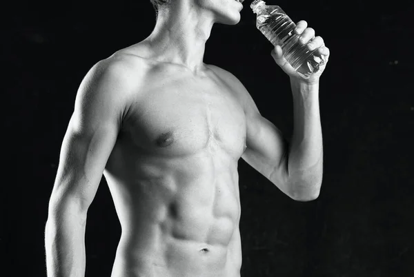 Egy Férfi Felpumpált Testtel Ivóvízzel Kiváló Minőségű Fénykép — Stock Fotó