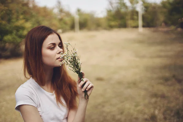 Fröhliche Frau Mit Blumen Sommer Hochwertiges Foto — Stockfoto