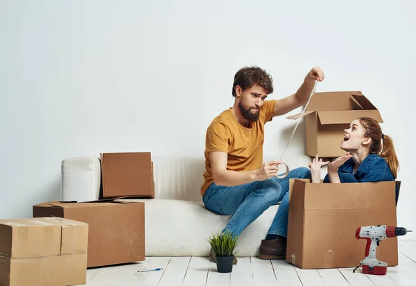 Mladý pár vybalování boxy stěhování do nového bytu — Stock fotografie