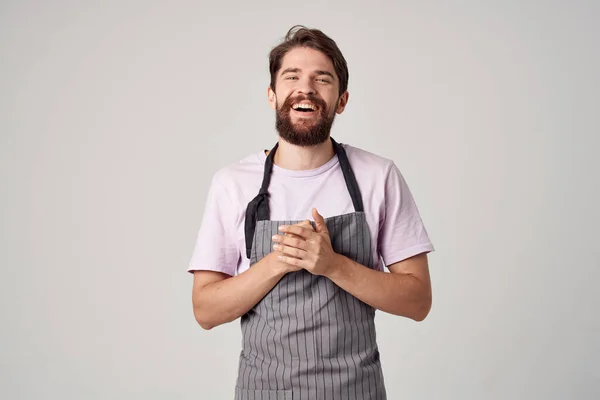 Önlüklü sakallı adam profesyonel aşçı olarak çalışıyor. — Stok fotoğraf