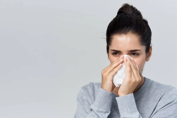 Mujer que se limpia la nariz con un pañuelo gripe problemas de salud tratamiento — Foto de Stock