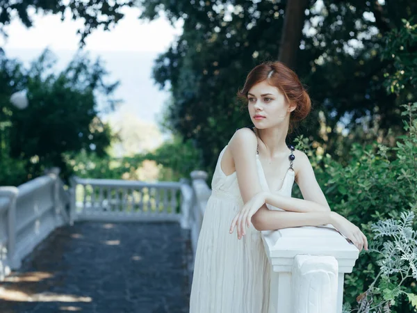 Uma Mulher Bonita Posar Natureza Foto Alta Qualidade — Fotografia de Stock