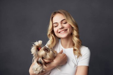 Küçük Köpekli Sarışın Safkan Moda Eğlencesi