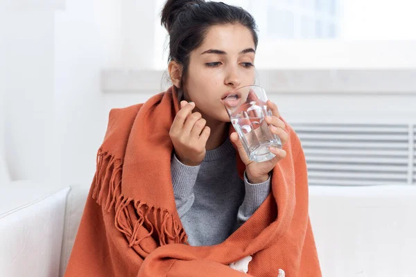 Kranke Frau Glas Wasser Medizin Gesundheit Kältebehandlung — Stockfoto