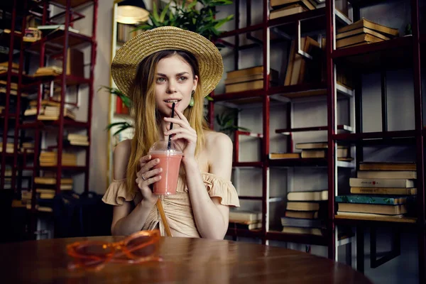 戴帽子的快乐女人坐在咖啡馆里喝酒 — 图库照片