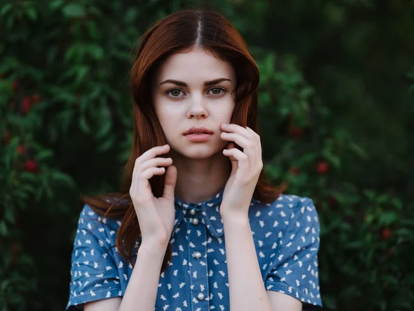 Mujer Vestido Aire Libre Sobre Hojas Verdes Fondo —  Fotos de Stock