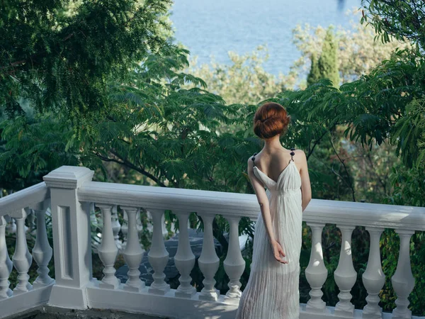 Mulher Elegante Vestido Branco Posando Parque Foto Alta Qualidade — Fotografia de Stock