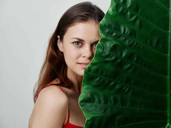 Mulher Maiô Vermelho Com Folha Verde Cobrindo Seu Rosto — Fotografia de Stock