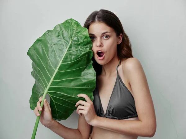 Frau Grauen Badeanzug Mit Grünem Blatt — Stockfoto