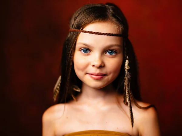 Coiffure fille mignonne Apache ethnicité fond rouge — Photo