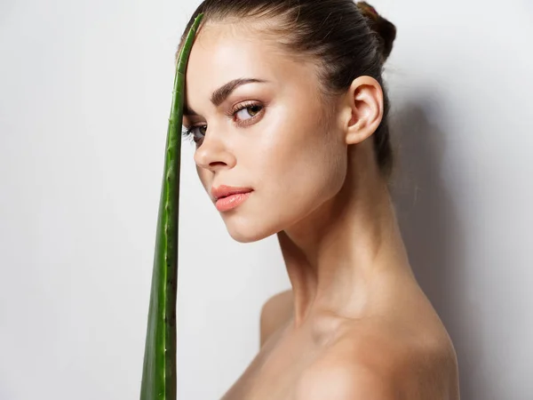 Ritratto Donna Con Foglia Aloe Verde Davanti Viso Sfondo Chiaro — Foto Stock
