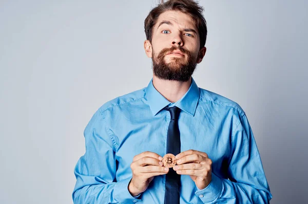 Веселий чоловік у сорочці з краваткою фінанси працюють інвестиції віртуальні гроші — стокове фото