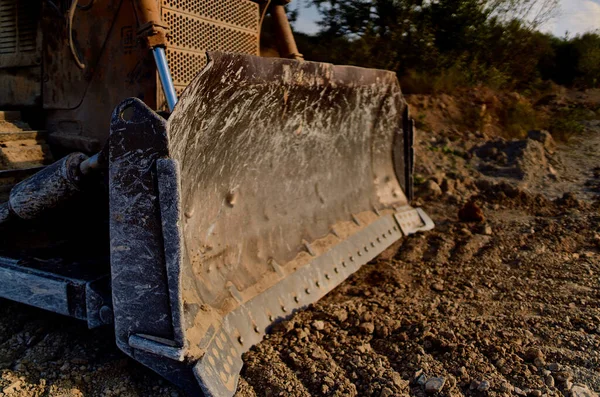 Arbete stor maskin grävmaskin grundutjämning konstruktion — Stockfoto