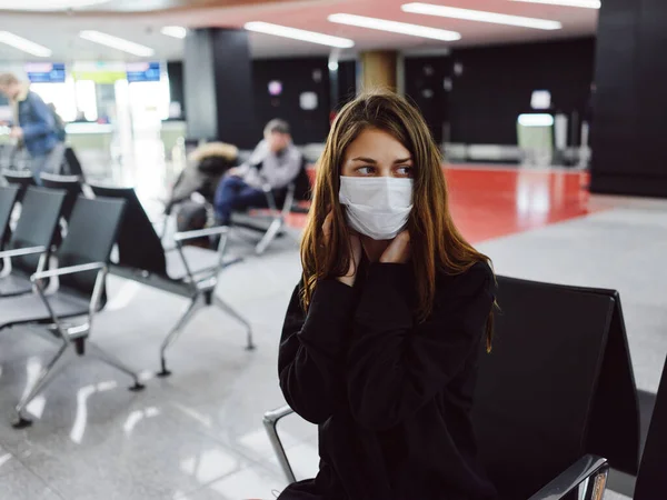 Kobieta Siedząca Lotnisku Masce Medycznej — Zdjęcie stockowe