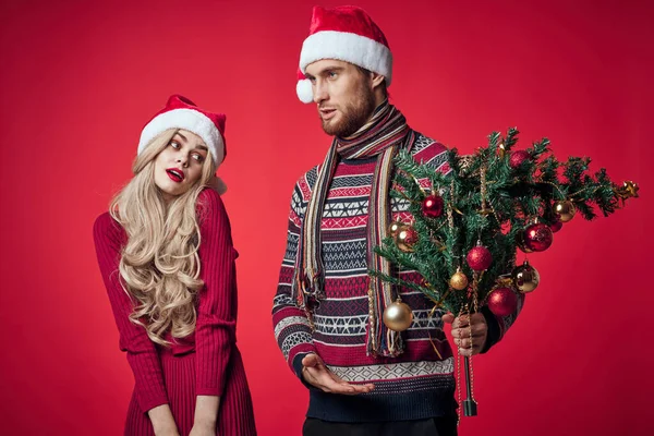 Homme et femme Noël arbre jouets décoration vacances — Photo