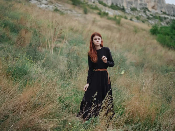 Mulher de vestido preto natureza direito viajar montanhas — Fotografia de Stock