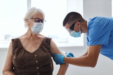 Doktor hasta aşısına pasaport veriyor.