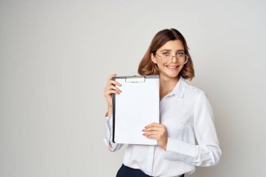 İş kadını belgeleri, fotokopi ofisi yetkilisi.