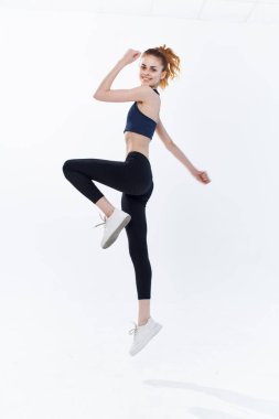 Sportif kadın atlama sporu aktif yaşam tarzı