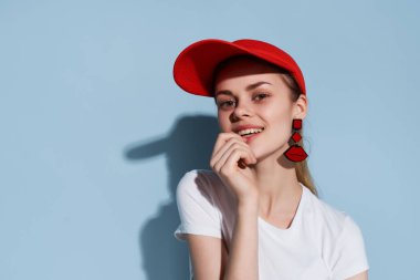 Beyaz tişörtlü neşeli kız. Yaz tarzı dekorasyon.