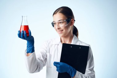 Kadın laboratuvar asistanı biyoteknoloji kimyasal çözüm uzmanları