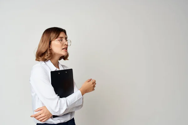 Femme d'affaires gaie en chemise blanche fond de travail de lumière de bureau — Photo