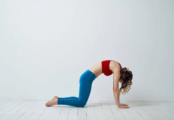 Mujer atlética ejercicios asana estilo de vida activo — Foto de Stock